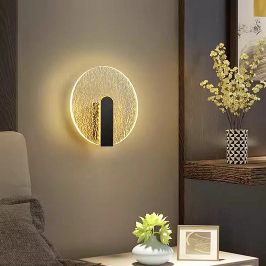 Apportez une touche de sophistication et d'élégance à votre chambre avec notre lampe de chevet murale circulaire LED à effet cristal. Ce luminaire moderne est conçu pour offrir une lumière douce et diffuse tout en créant un effet visuel époustouflant grâce à son design inspiré des cristaux.