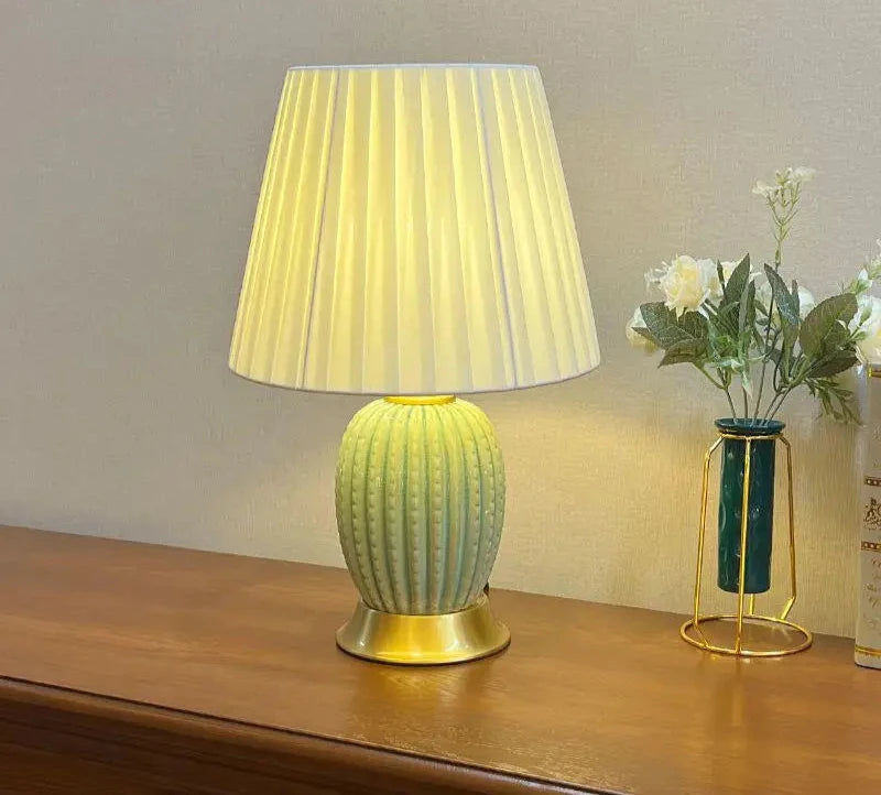  Apportez une touche de sophistication et d'élégance à votre espace avec notre lampe de chevet vintage en céramique. Conçue pour allier charme rétro et luxe moderne, cette lampe est l'accessoire idéal pour illuminer vos soirées avec style.