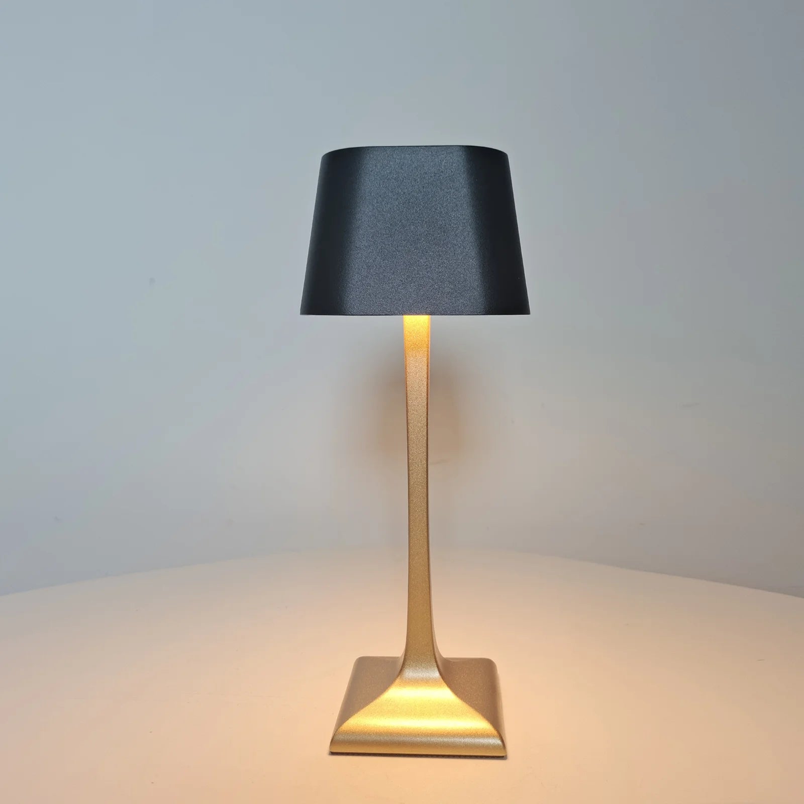 Parfaite pour un intérieur moderne ou classique, elle illuminera votre chambre avec style tout en offrant une ambiance chaleureuse.

