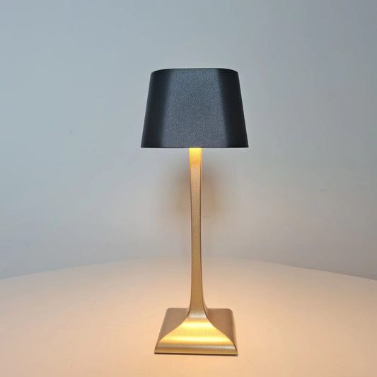 Parfaite pour un intérieur moderne ou classique, elle illuminera votre chambre avec style tout en offrant une ambiance chaleureuse.

