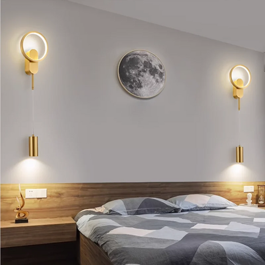 Découvrez notre lampe de chevet suspendue en laiton doré circulaire, alliant élégance moderne et éclairage doux. Parfaite pour créer une ambiance chaleureuse dans vos chambres ou salons. Design raffiné et finition dorée pour une touche sophistiquée.