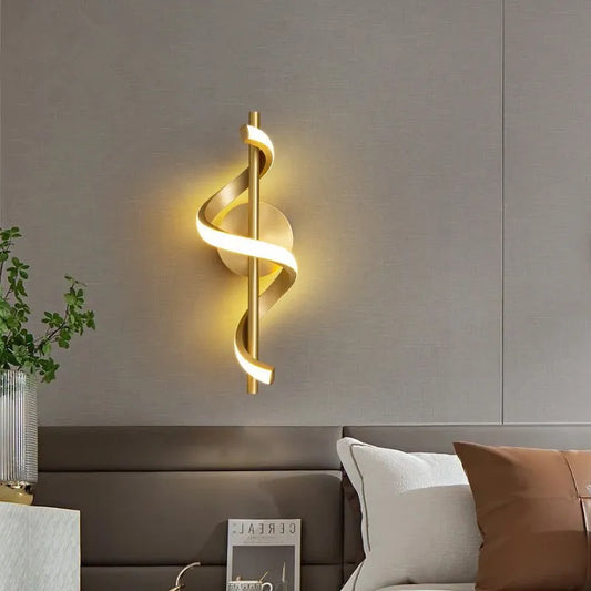 Découvrez notre lampe de chevet murale moderne dorée à LED en spirale. Alliant élégance contemporaine et efficacité énergétique, elle offre un éclairage doux et chaleureux tout en optimisant l'espace. Parfaite pour ajouter une touche sophistiquée à votre intérieur.