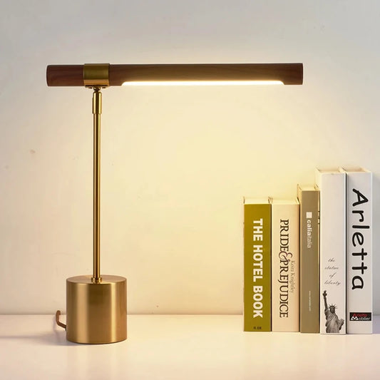 Apportez une touche de sophistication et de fonctionnalité à votre espace avec cette lampe de chevet moderne en laiton. Conçue pour allier élégance et praticité, cette lampe dispose d’un bras flexible permettant un éclairage précis et ajustable selon vos besoins. Idéale pour lire ou créer une ambiance chaleureuse, elle s'intègre parfaitement dans tous les styles de décoration contemporaine.