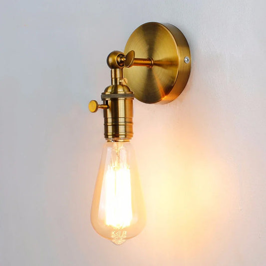 Apportez une touche élégante et rétro à votre espace avec cette lampe de chevet murale au design industriel doré vintage. Parfaite pour les chambres à coucher, salons ou espaces de travail, elle combine le style industriel brut avec une finition dorée