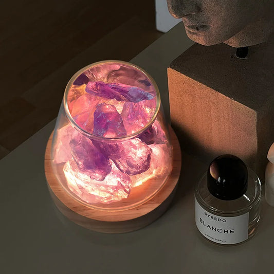 La lampe de chevet en sel d'Himalaya est un ajout élégant et naturel à votre espace de nuit. Faite de cristaux de sel rose, cette lampe apporte une lumière douce et chaleureuse