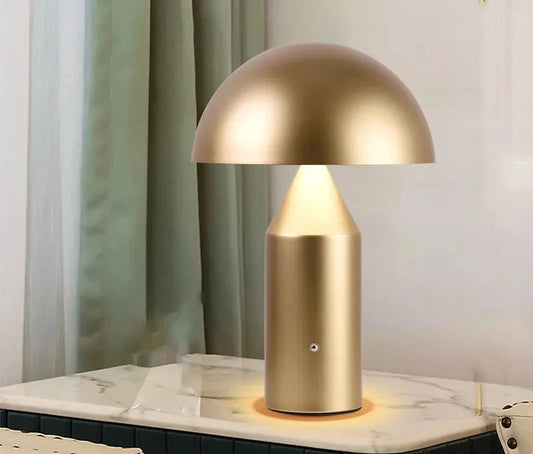  l'élégance de votre espace avec la lampe de chevet Champignon Luxe Dorée. 